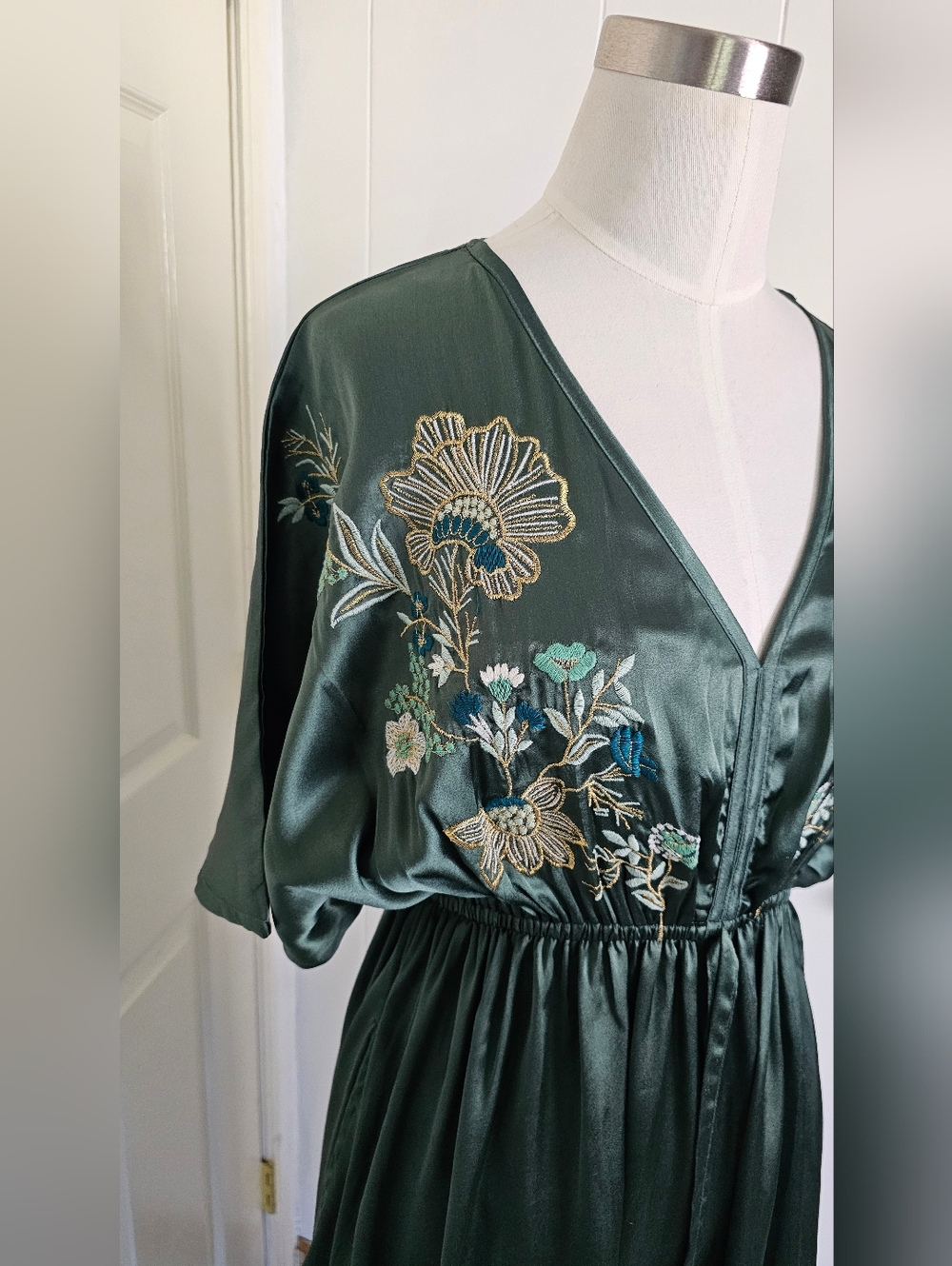 NWT World Market Mira Laurel Green Satin Floral Embroidered Kaftan Dress Size XS - Picture 3 of 11